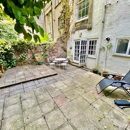 Delightful Garden Flat Clifton Bs8 *